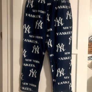 Mens large Yankees pajamas, used but in great condition.